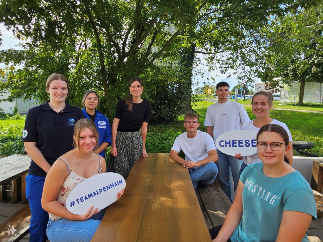 Junge Menschen sitzen am Hoztisch