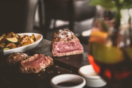 Steak und Gemüse auf Tisch